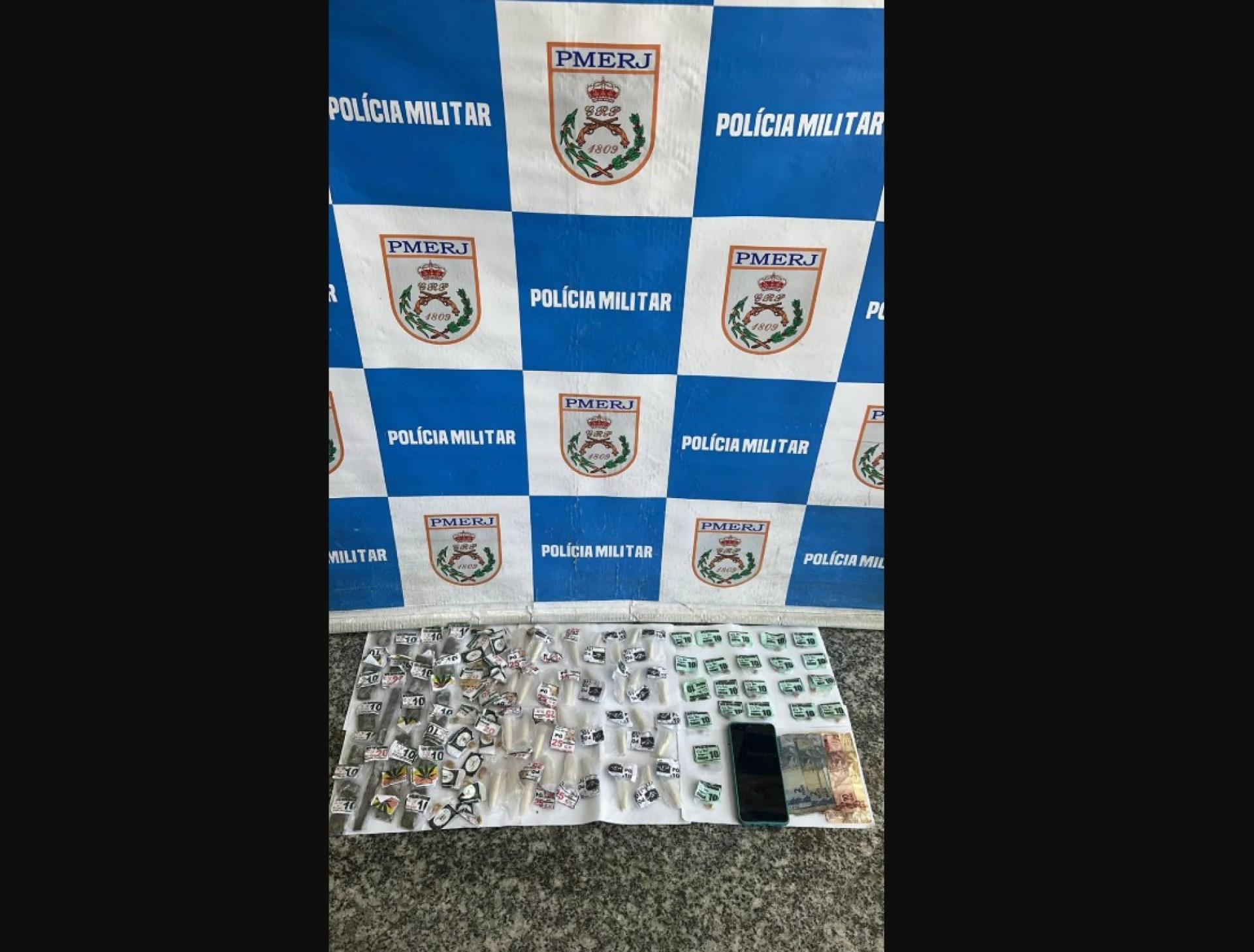 A&ccedil;&atilde;o policial resulta em retirada de drogas das ruas. - Reprodu&ccedil;&atilde;o