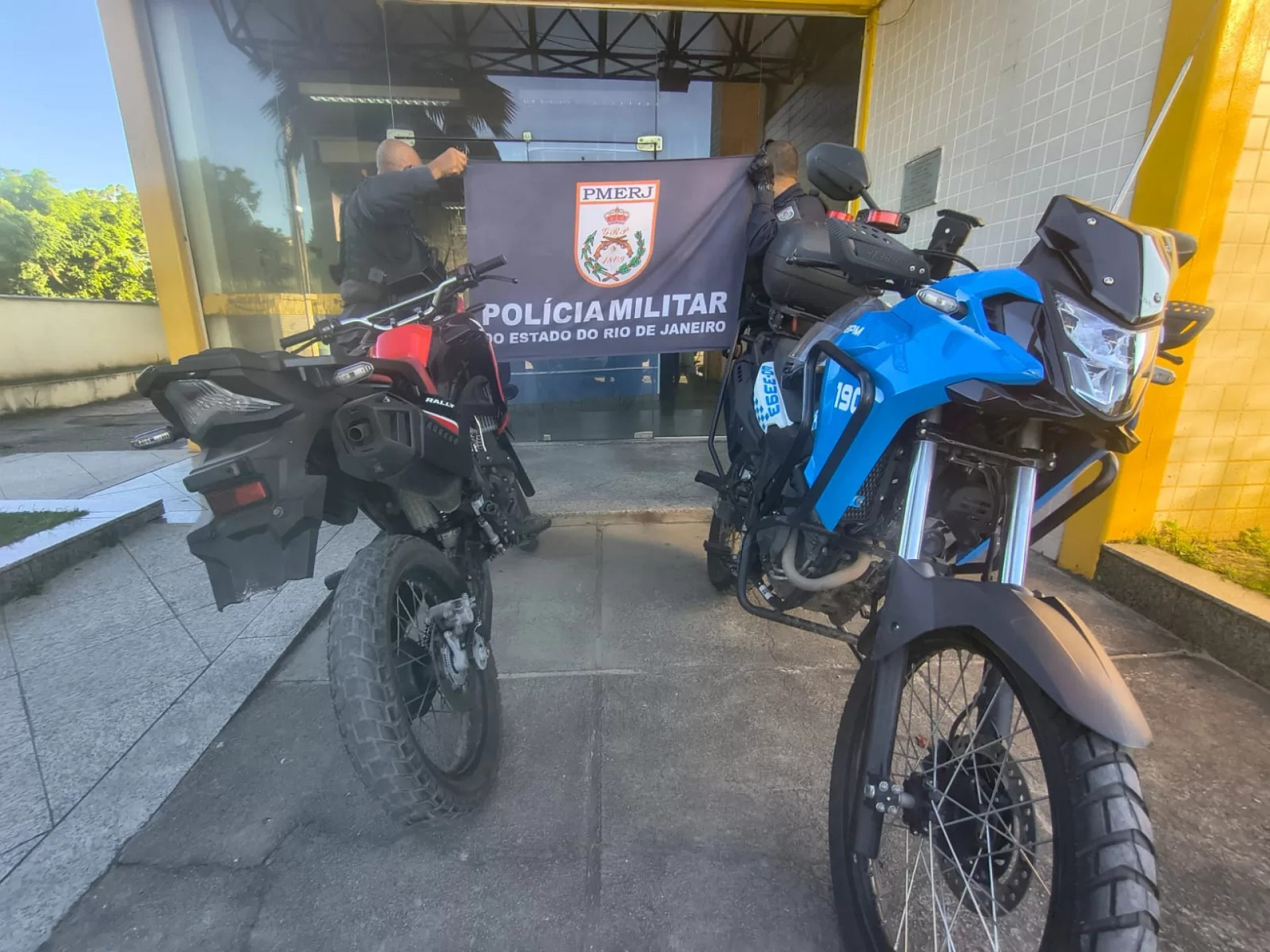 Durante a abordagem, os agentes realizaram consulta das numera&ccedil;&otilde;es de chassi e motor no sistema da PMERJ. - Reprodu&ccedil;&atilde;o