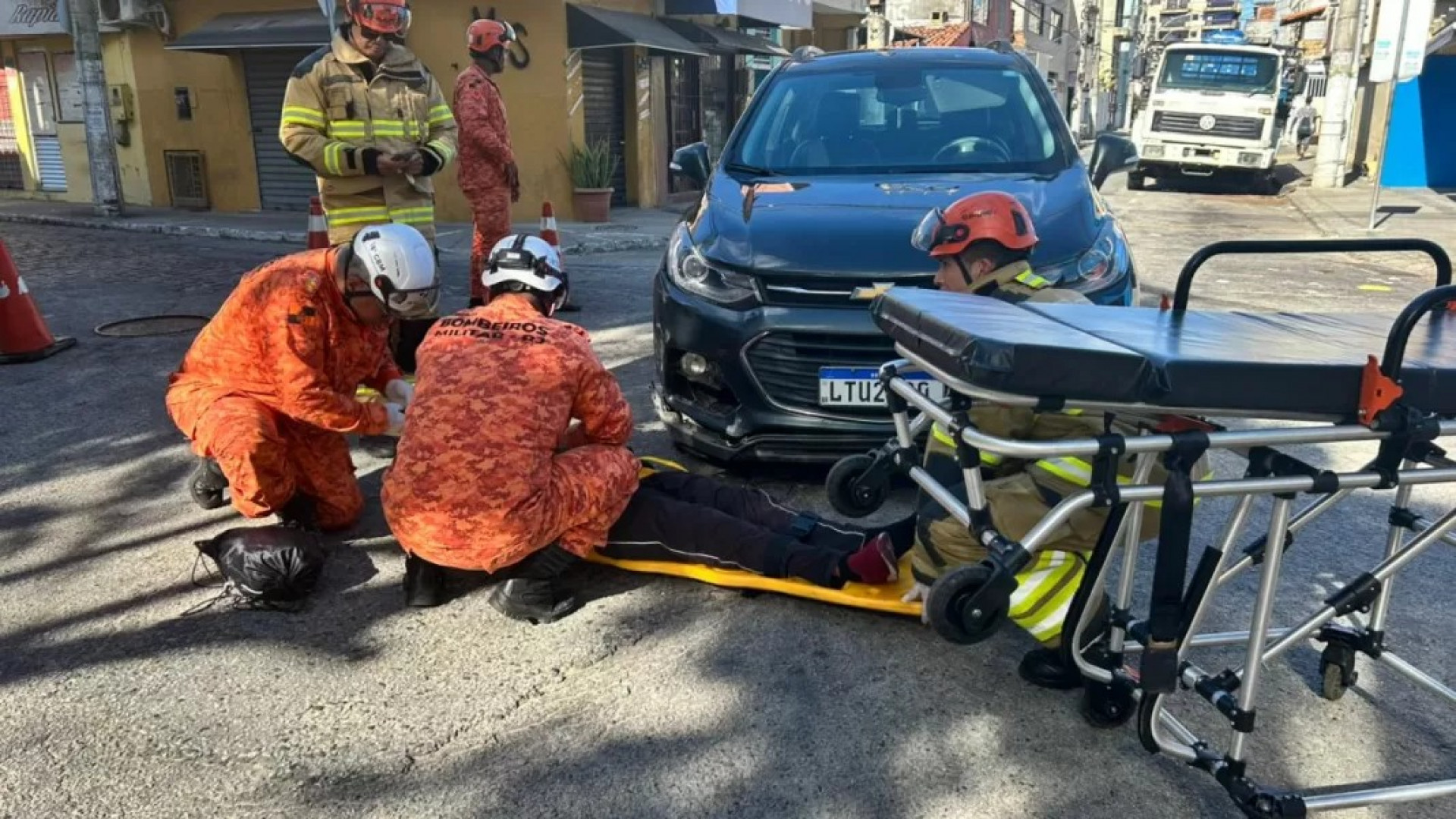 Idosa fica ferida após acidente com moto e carro no Centro de Cabo Frio