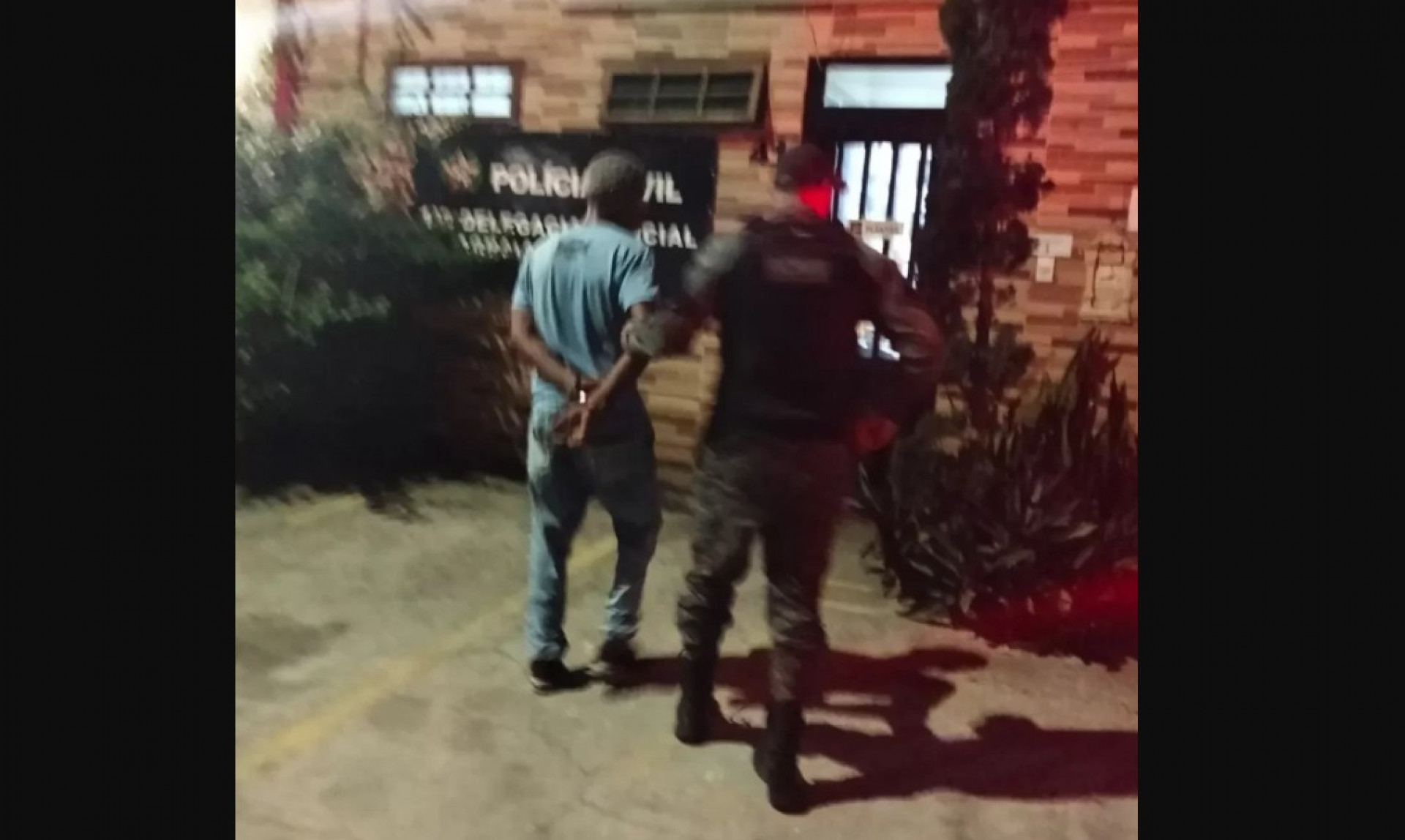 Homem é detido após ameaçar mulher com faca em Arraial do Cabo