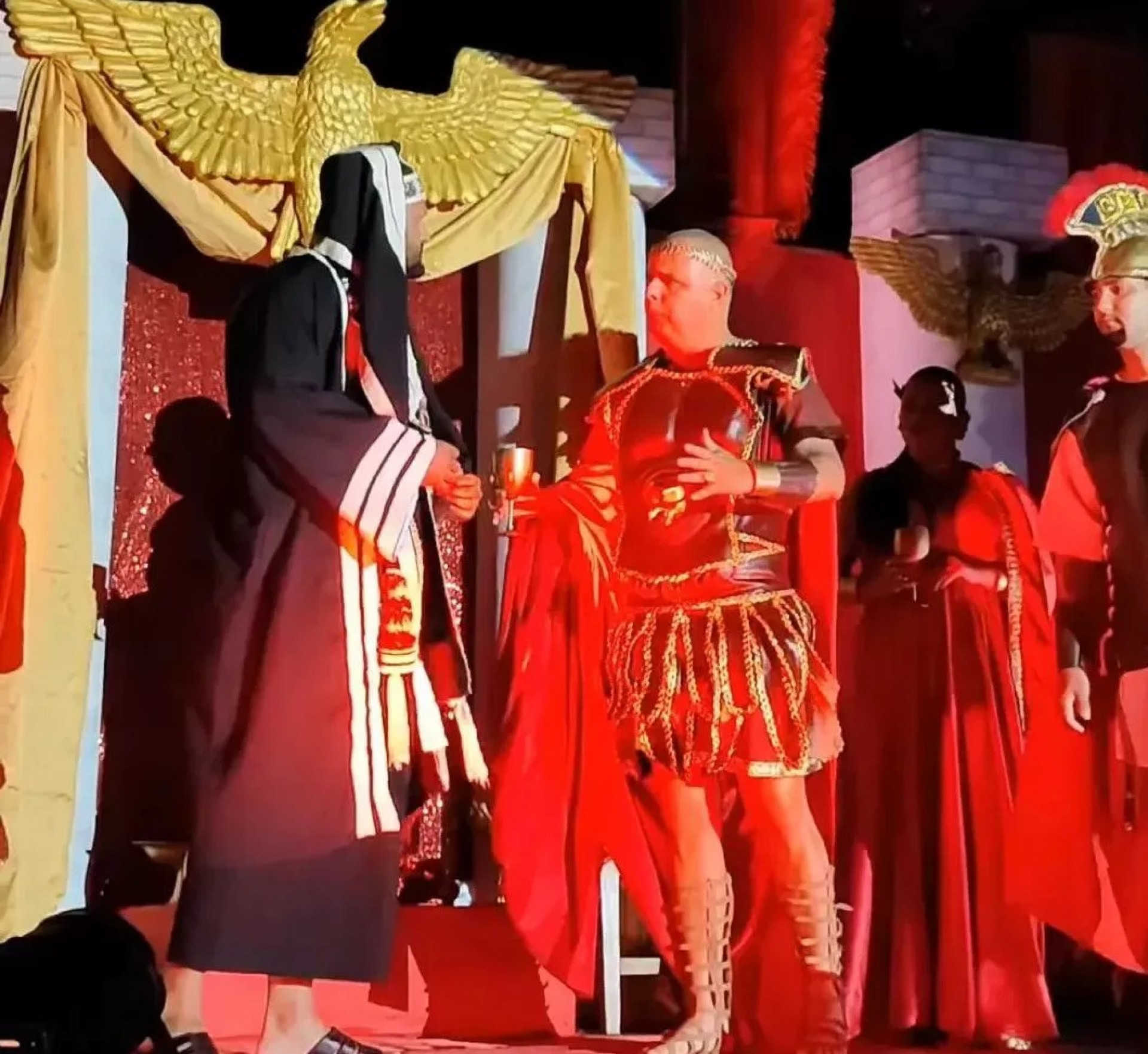 Cena retrata julgamento de Jesus durante apresentação. - Reprodução