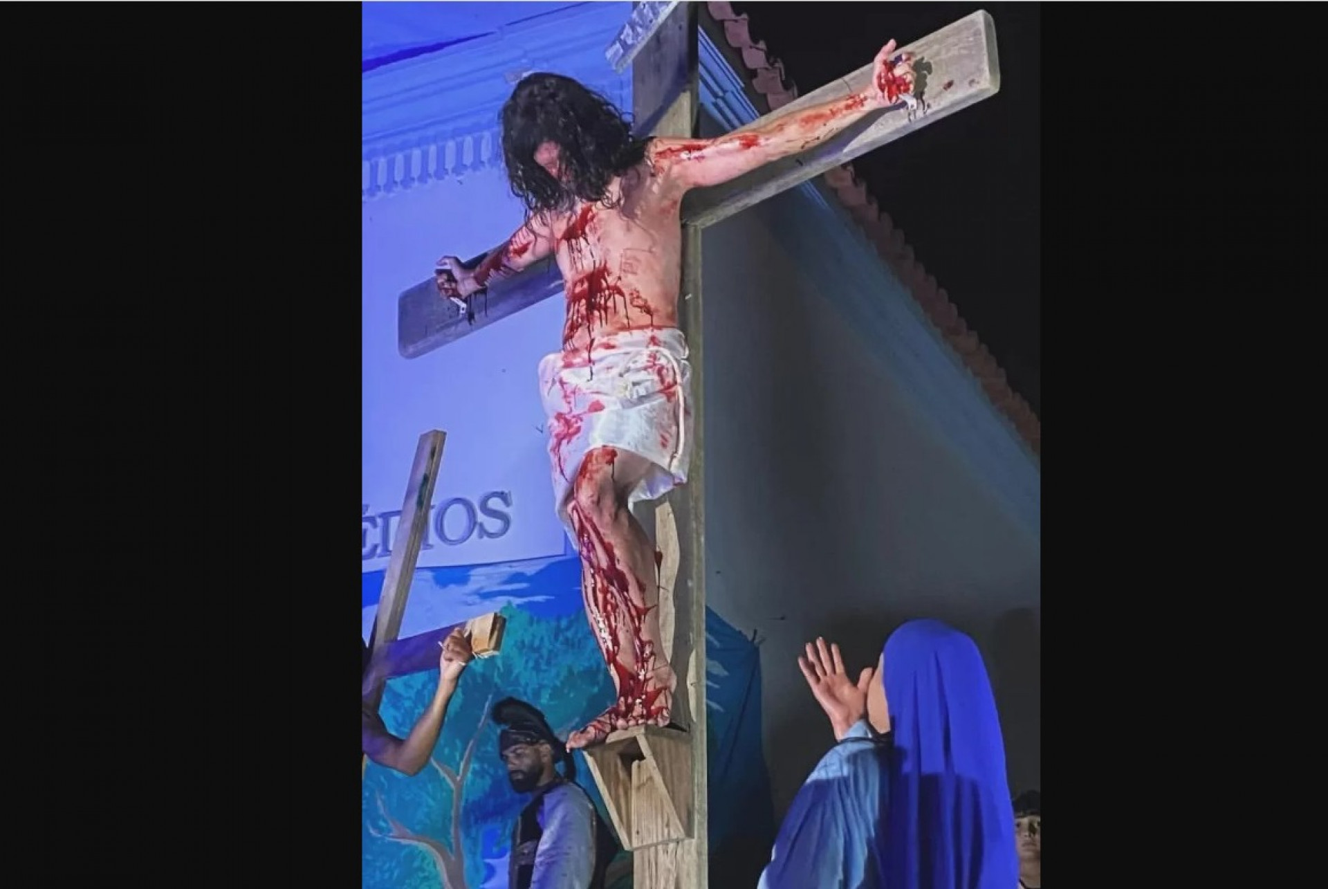 Cena da crucificação emociona espectadores durante o evento. - Reprodução