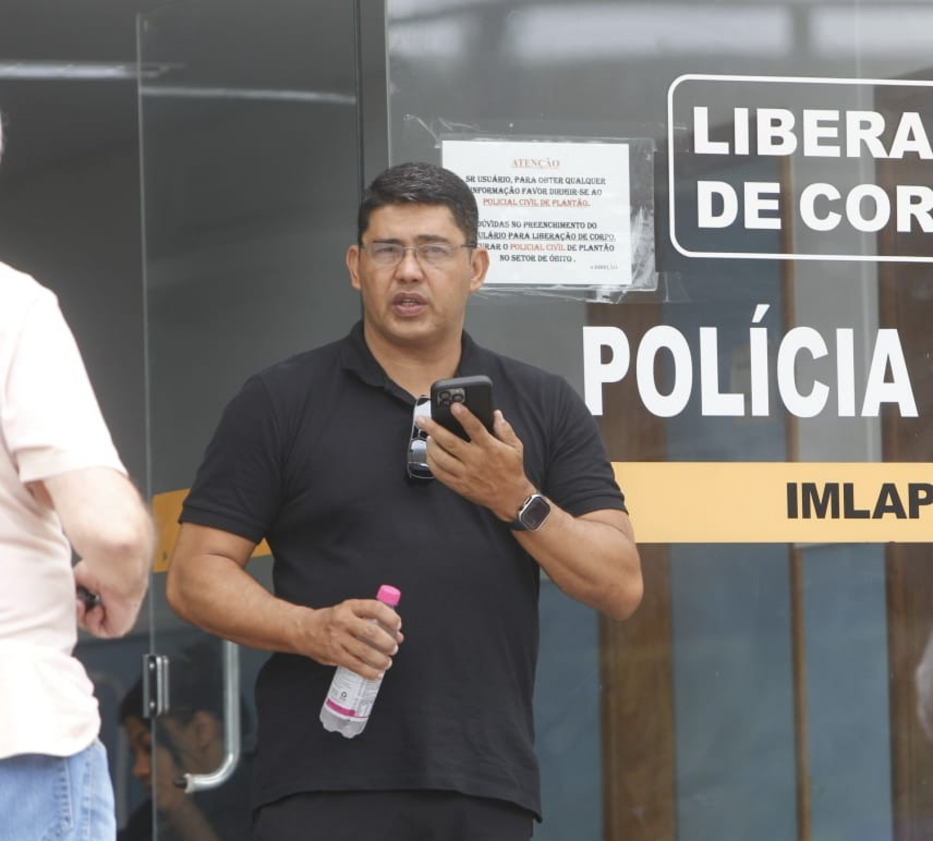 Altanir, primo de Emanoelle, esteve no IML para realizar a liberação do corpo - Reginaldo Pimenta / Agência O Dia