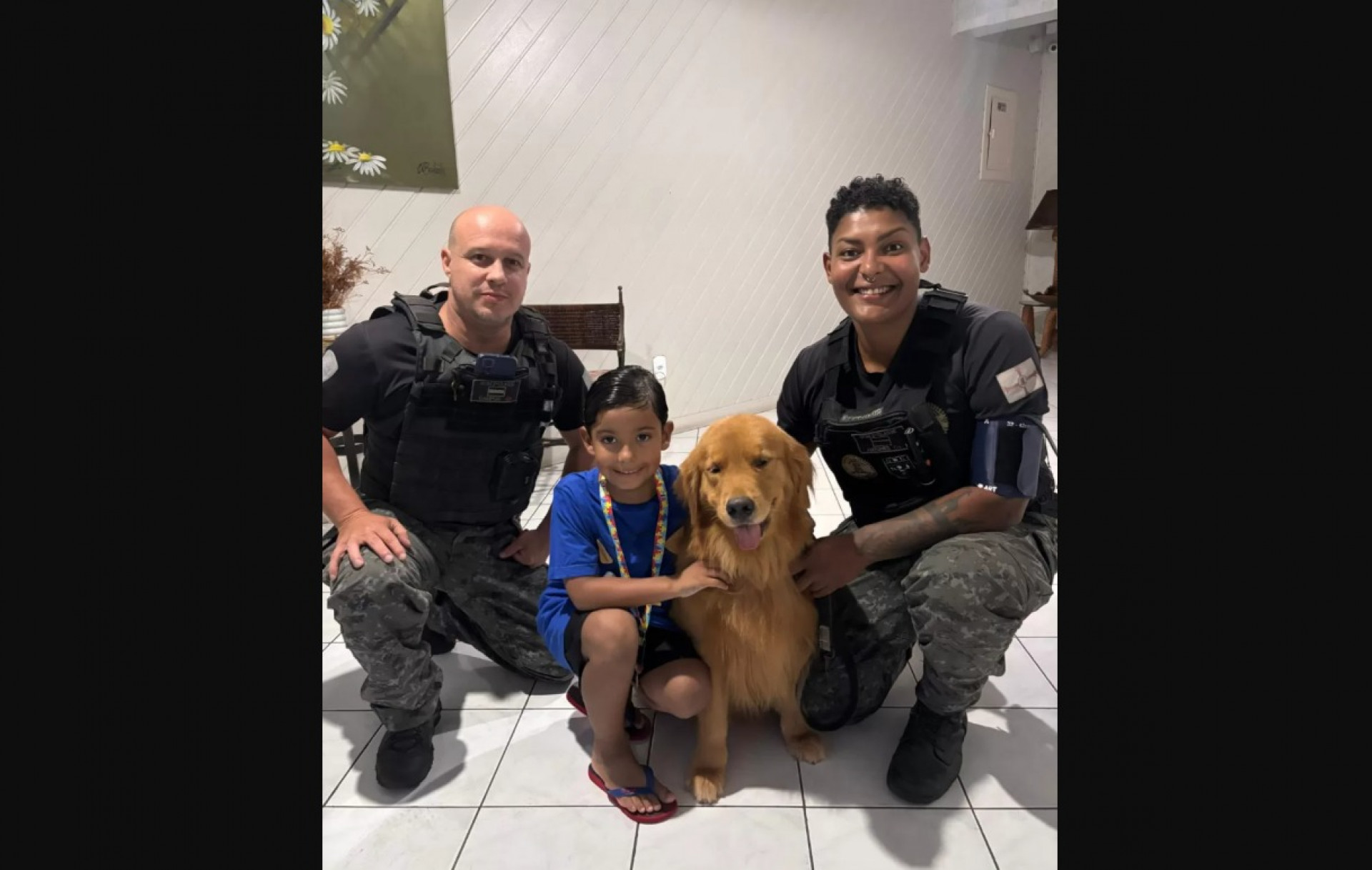 Cadela do GOC de Arraial do Cabo faz surpresa no aniversário de criança autista