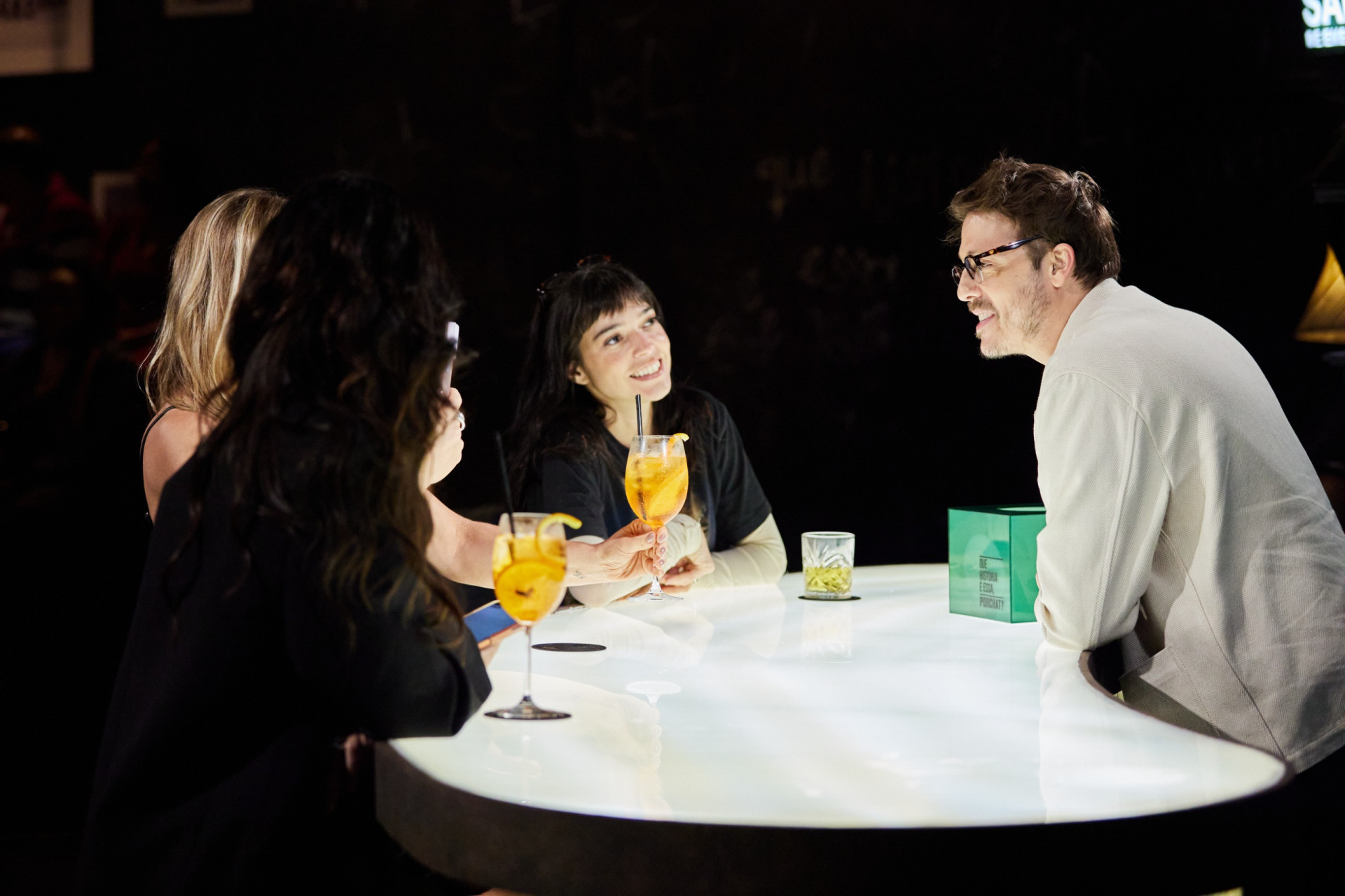 F&aacute;bio Porchat e a atriz Bella Camero durante grava&ccedil;&atilde;o com Sheila Mello e Ceci Ribeiro - Ju Coutinho / Divulga&ccedil;&atilde;o