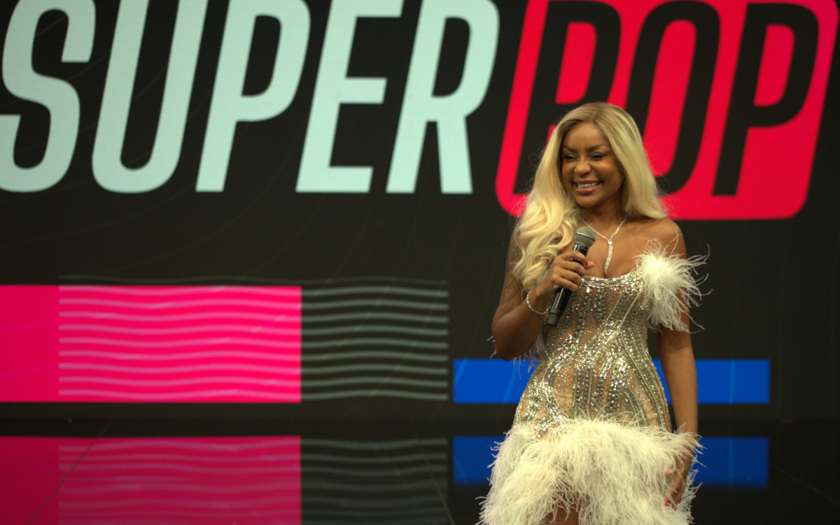 Cari&uacute;cha &eacute; apresentadora do 'SuperPop' da RedeTV!