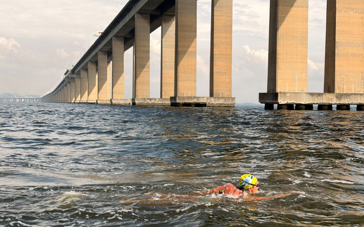 Ultramaratonista aquática Patrícia Farias superou vento, chuva e correntezas ao longo de 26 km travessia entre a Urca e a Ilha de Paquetá