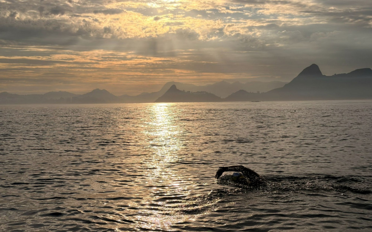 Ultramaratonista aquática Patrícia Farias superou vento, chuva e correntezas ao longo de 26 km travessia entre a Urca e a Ilha de Paquetá