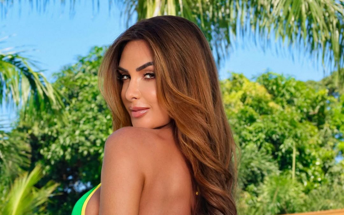 De biqu&iacute;ni, Nicole Bahls exibe curvas