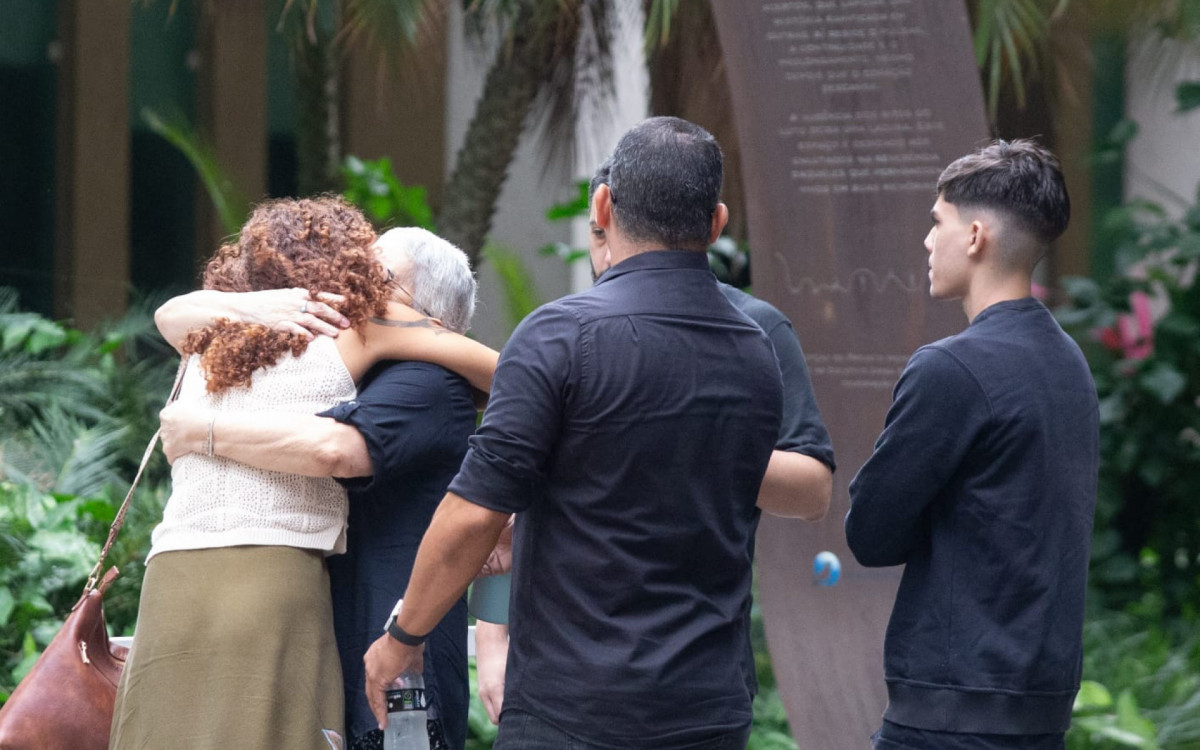 Familiares de Emanoelle e Francisco reunidos durante velório - Érica Martin/Agência O DIA