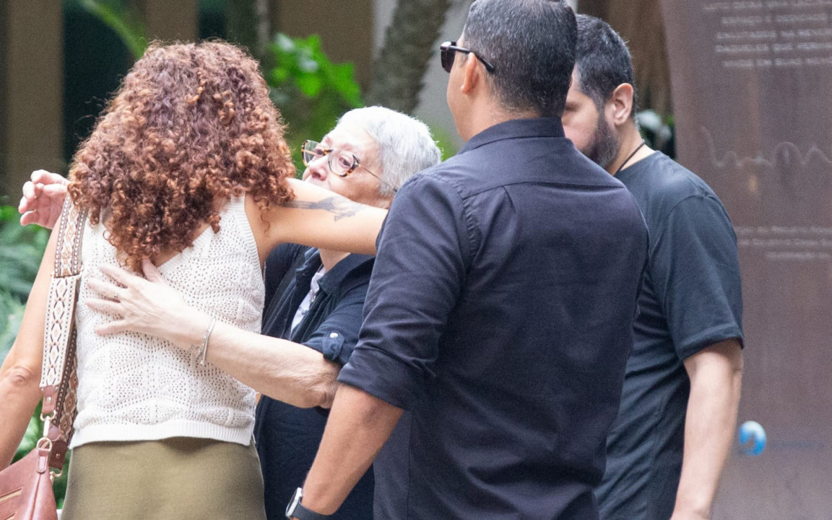 Familiares de Emanoelle e Francisco reunidos durante velório - Érica Martin/Agência O DIA