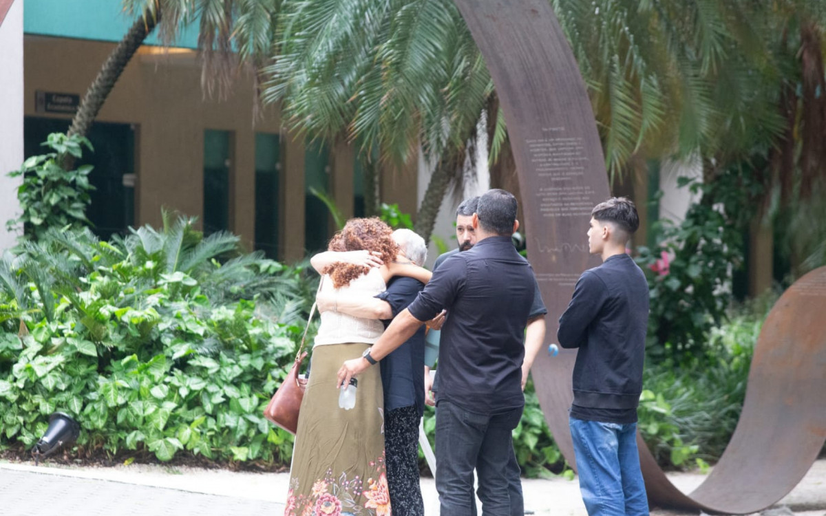 Familiares de Emanoelle e Francisco reunidos durante velório - Érica Martin/Agência O DIA