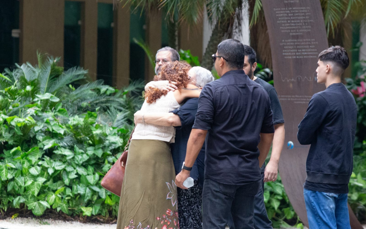 Familiares de Emanoelle e Francisco reunidos durante velório - Érica Martin/Agência O DIA