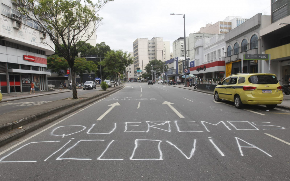 Pintura pede a instalação de uma ciclovia na Rua Conde de Bonfim