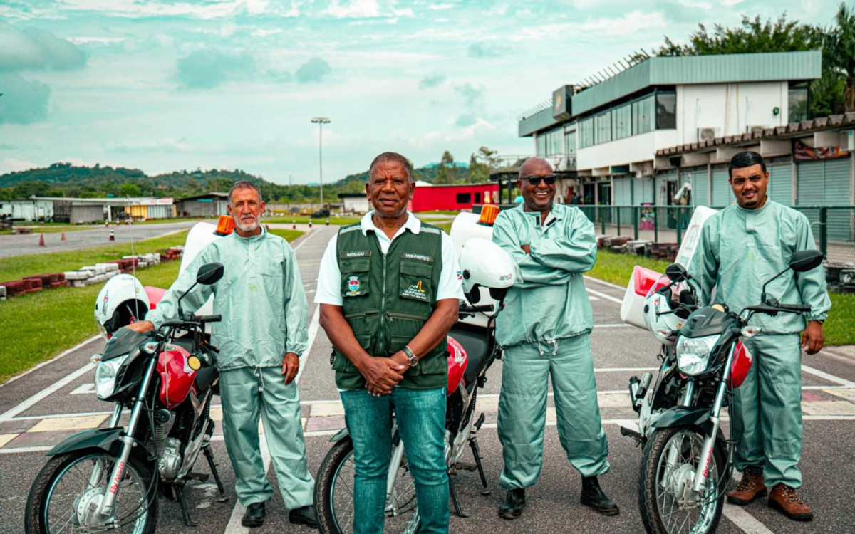 O vice-prefeito Natalício da Farmácia apresentou as motos-fumacê em Guapimirim