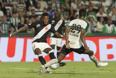 Vasco sai na frente, mas sofre empate do Coritiba no fim do jogo pelo Brasileirão