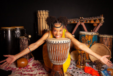 Espetáculo 'A Menina Akili e Seu Tambor Falante' realiza apresentação em Caxias