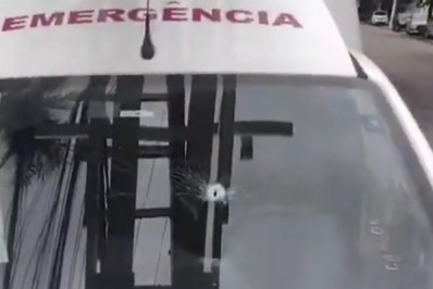 Carro da Light é atingido por tiro e funcionário fica ferido no Complexo do Lins