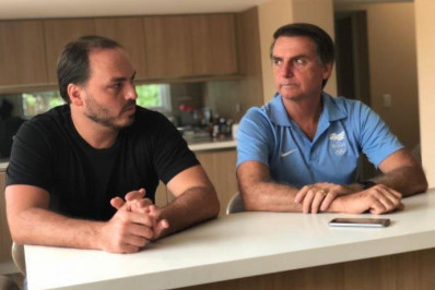 Saúde de Bolsonaro está 'se deteriorando', mas ele 'jamais se entregará', diz Carlos após visita