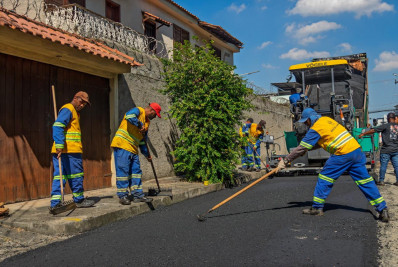 Prefeitura realiza obras de asfaltamento em ruas de Nilópolis