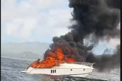 Vídeo: Lancha pega fogo no mar em Santa Catarina
