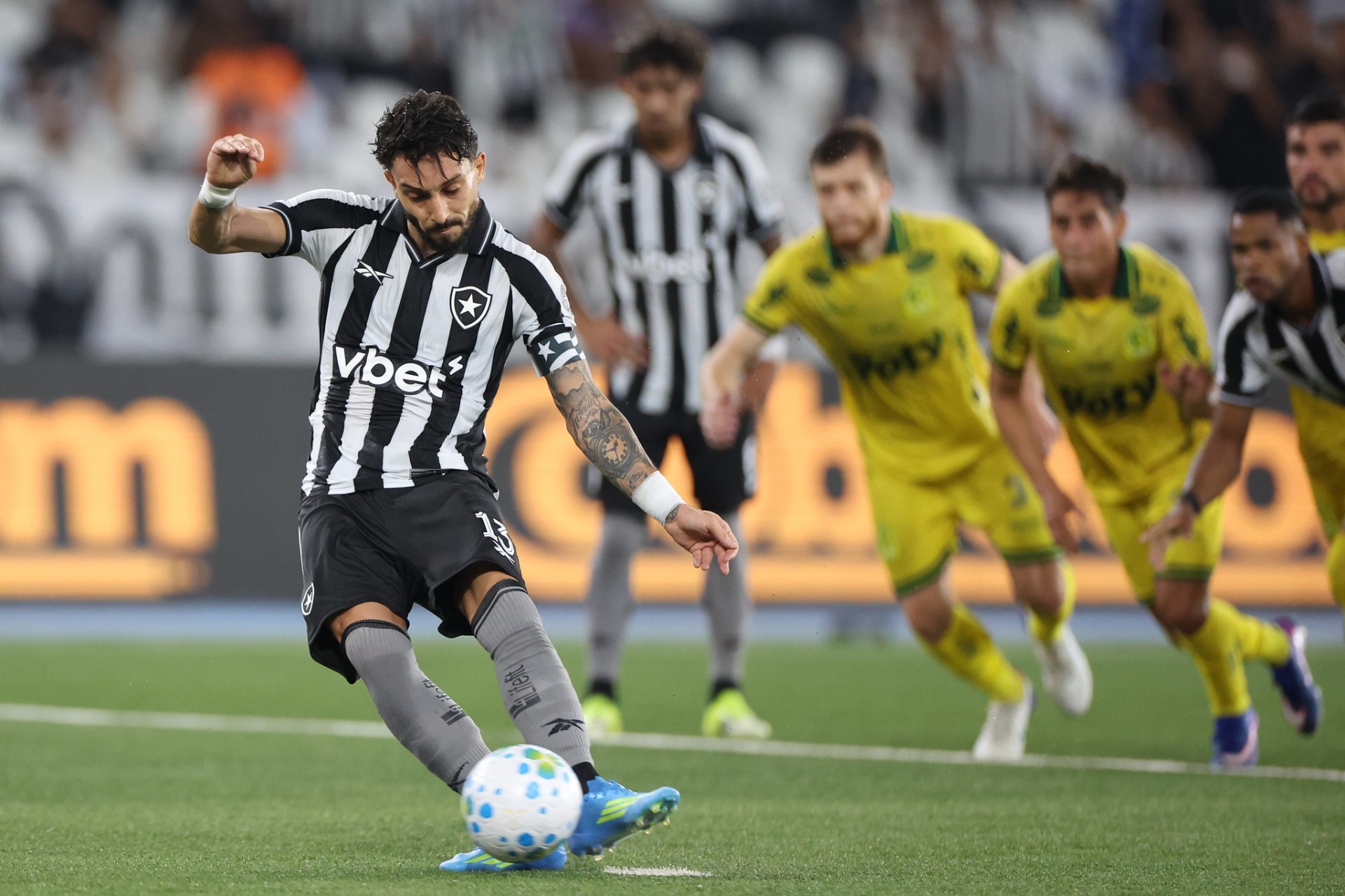 Alex Telles marcou para o Botafogo contra o Mirassol - Vitor Silva / Botafogo