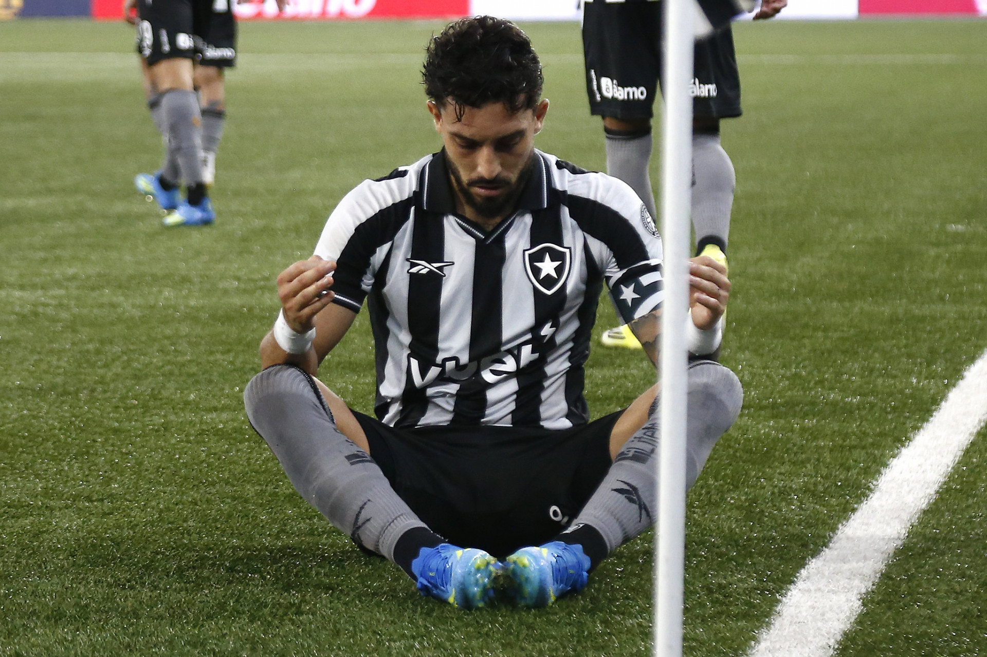 Alex Telles marcou para o Botafogo contra o Mirassol - Vitor Silva / Botafogo