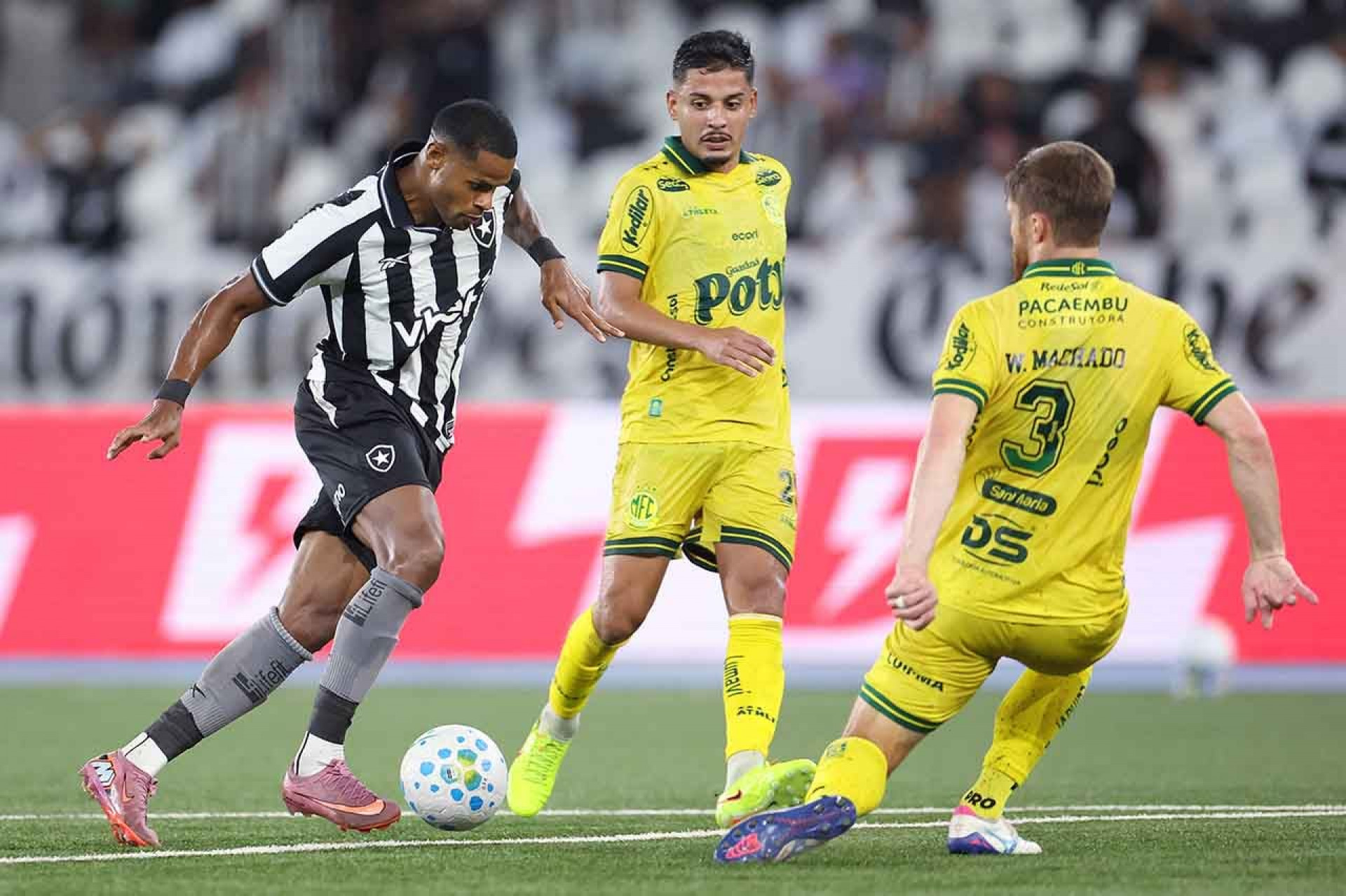 J&uacute;nior Santos volta a marcar pelo Botafogo e explica chance perdida