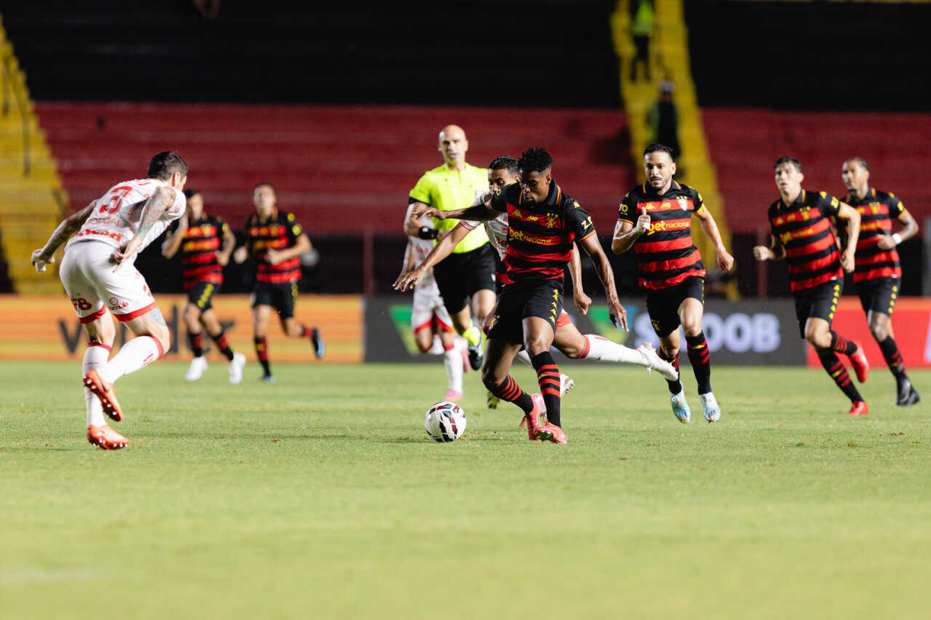 Com um a menos, Sport busca empate com Vila Nova pela S&eacute;rie B