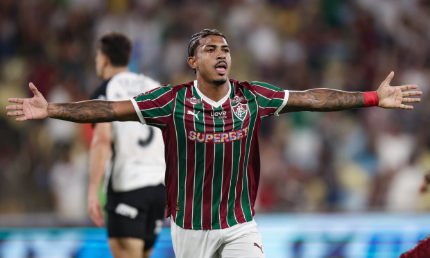 Fluminense vence Corinthians e cola de vez na liderança do Brasileirão
