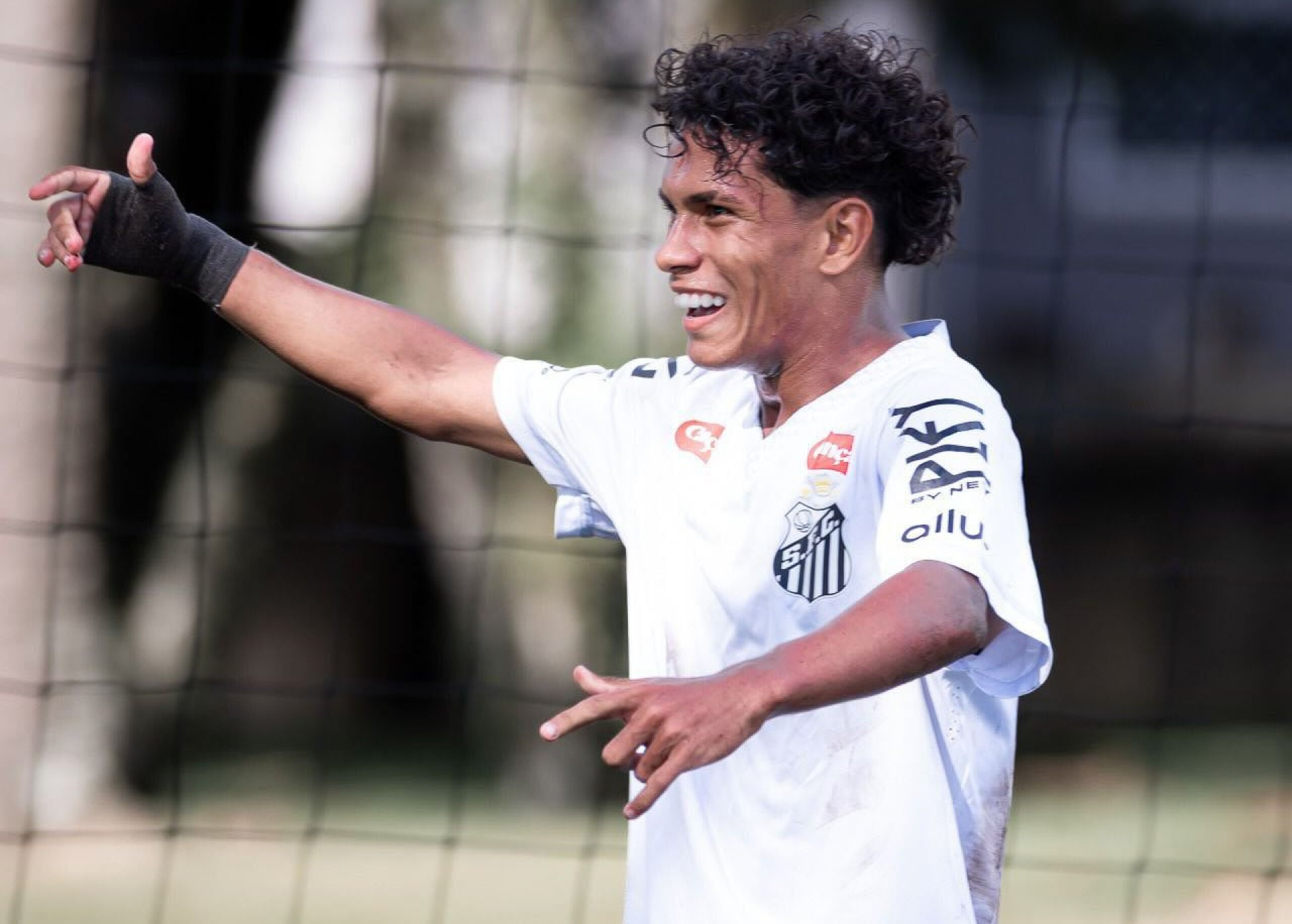 Nadson faz gola&ccedil;o, mas Santos fica no empate com Athletico-PR pelo Brasileiro Sub-20