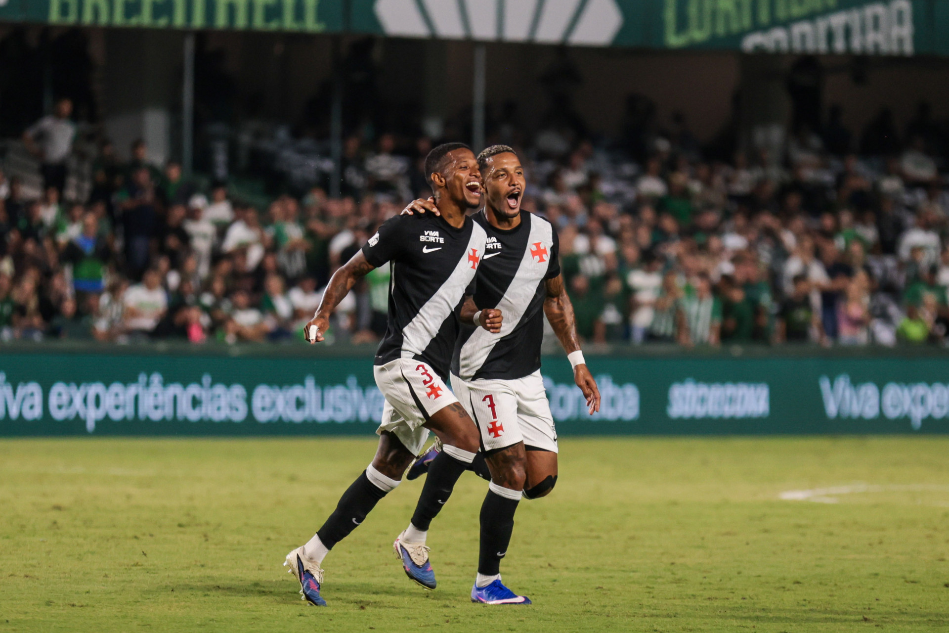 Ainda na primeira etapa, o meia Tchê Tchê comemora o gol marcado em Coritiba x Vasco, ao lado do atacante David, no Estádio Couto Pereira - Geraldo Bubniak / AGB / Estadão Conteúdo