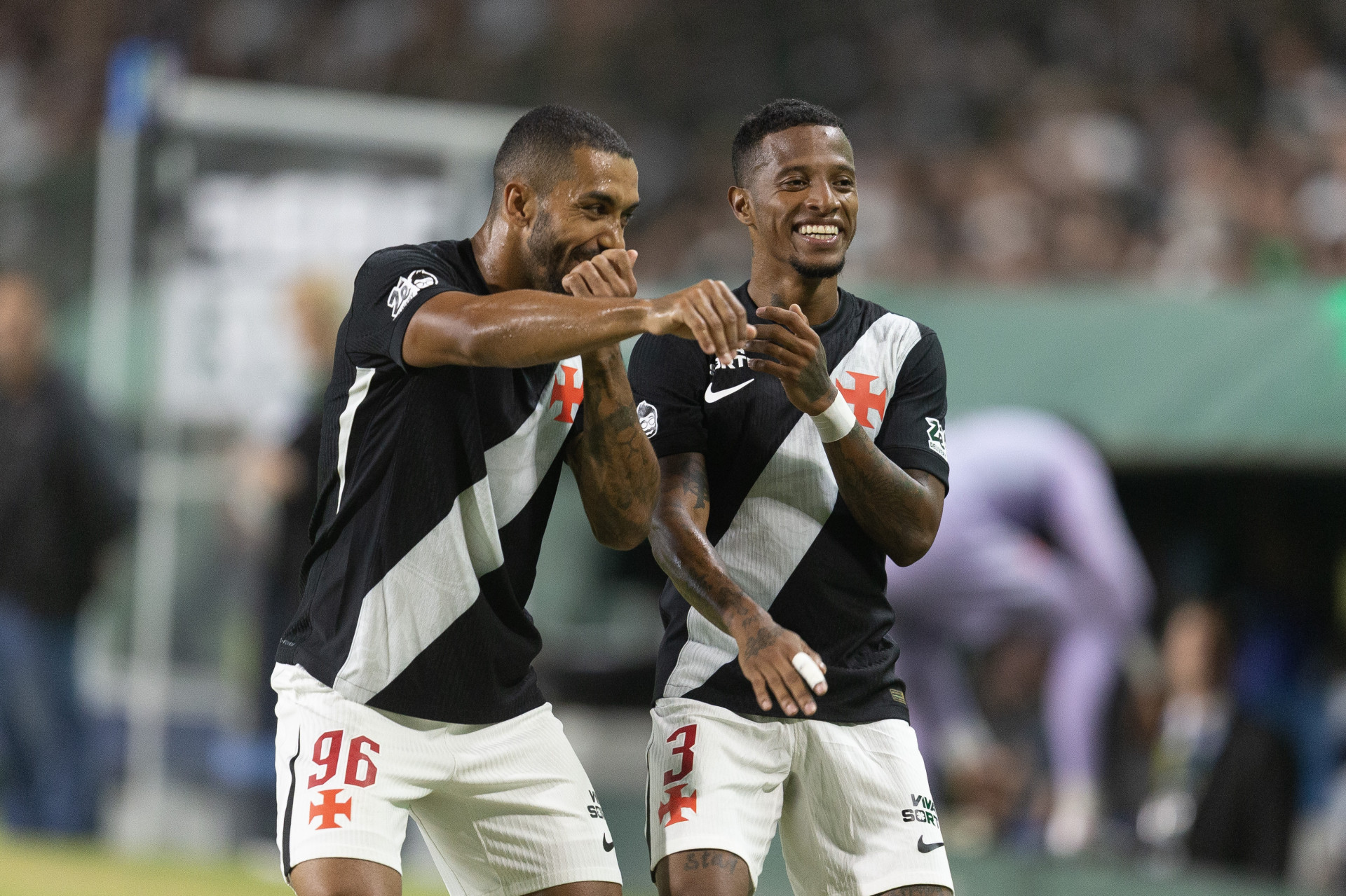 Tch&ecirc; Tch&ecirc; comemora o seu gol com Paulo Henrique, autor da assist&ecirc;ncia - Hedeson Alves / AGIF / Estad&atilde;o Conte&uacute;do