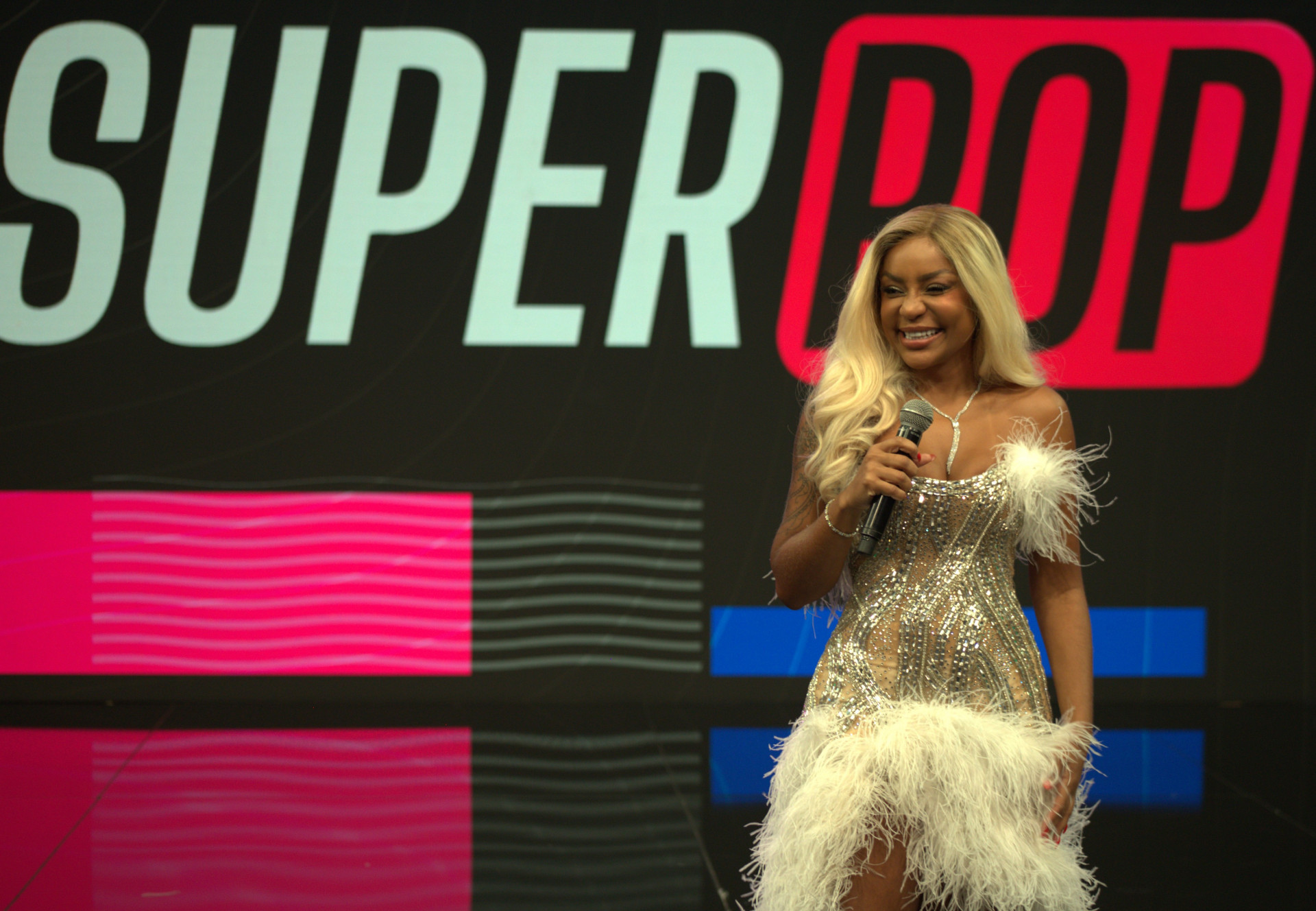 Cariúcha é apresentadora do 'SuperPop' da RedeTV! - Divulgação / Juliana Soriani