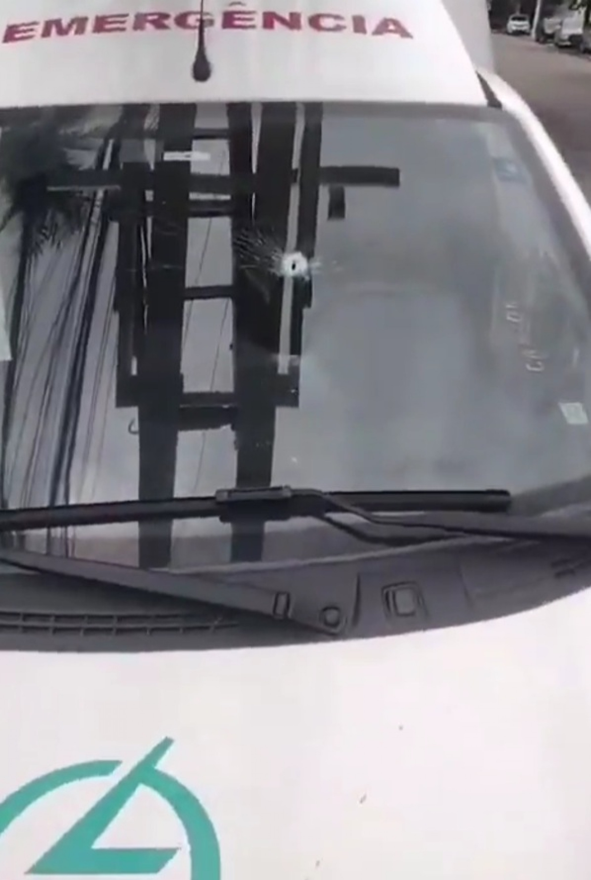 Carro da Light é atingido por tiro e funcionário fica ferido no Complexo do Lins