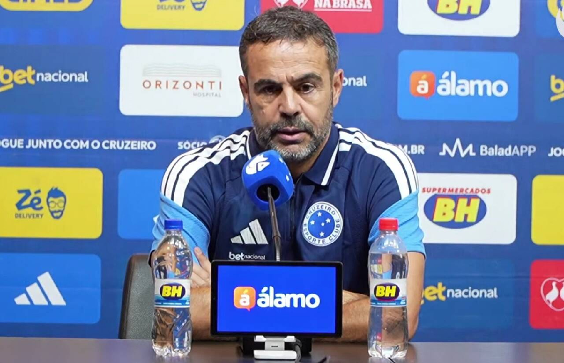 “Ganhamos com car&aacute;ter”: Artur Jorge analisa estreia vitoriosa do Cruzeiro