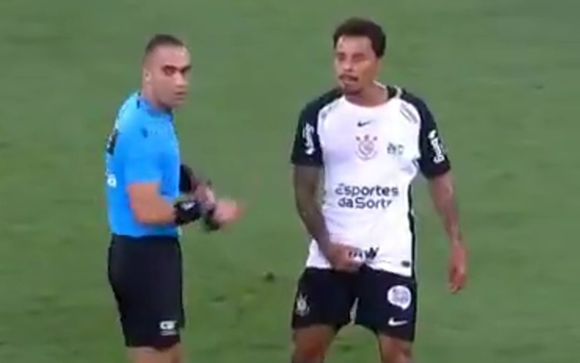 Allan faz gesto obsceno em Fluminense x Corinthians e leva vermelho