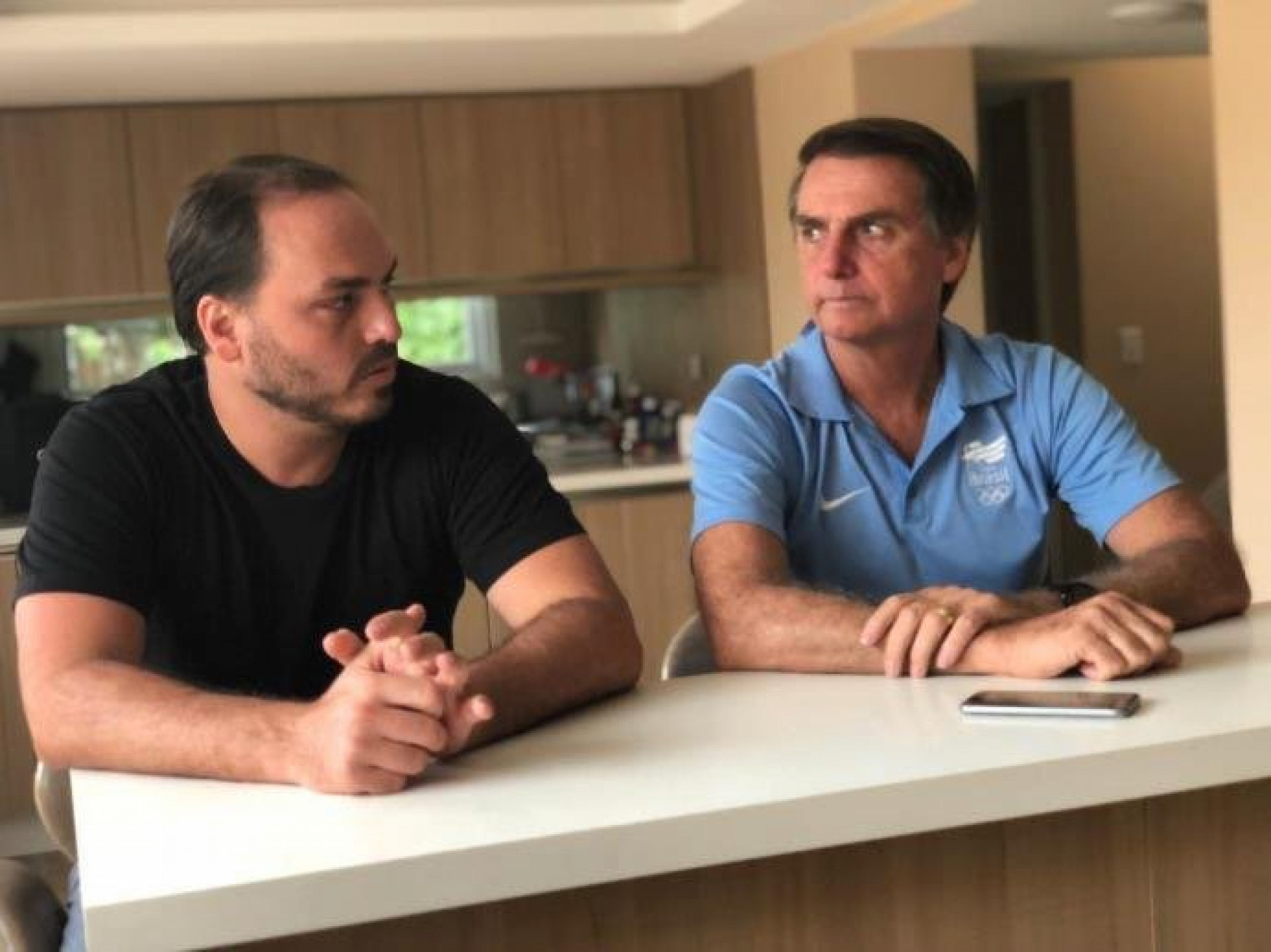 Carlos deixa a casa de Bolsonaro reclamando de dividir o tempo das visitas entre os irmãos