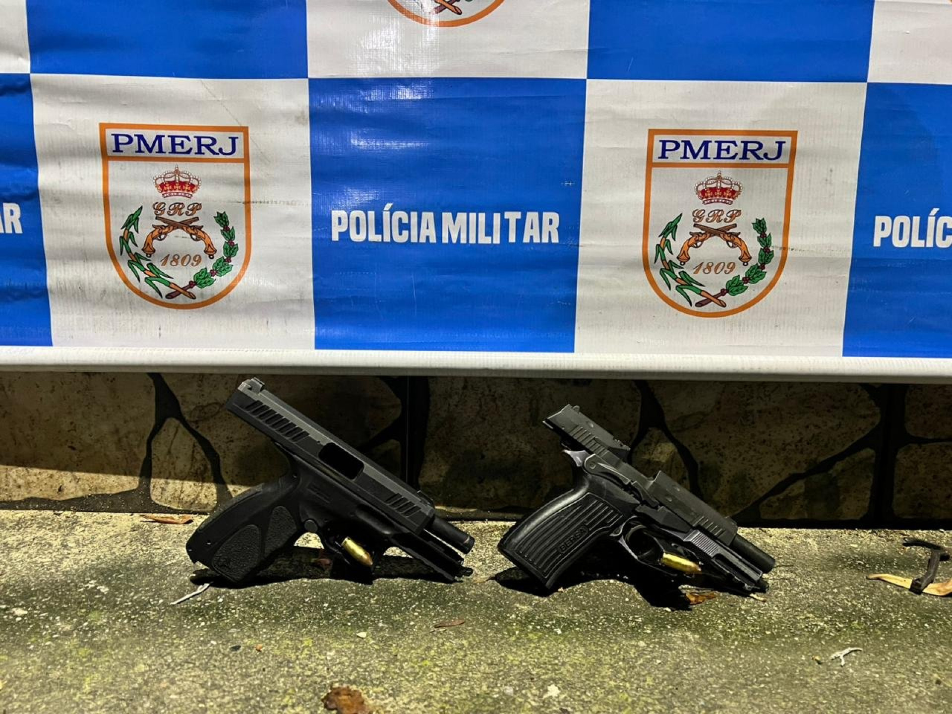 Foram apreendidas duas pistolas, munições e grande quantidade de drogas - Divulgação / PMERJ
