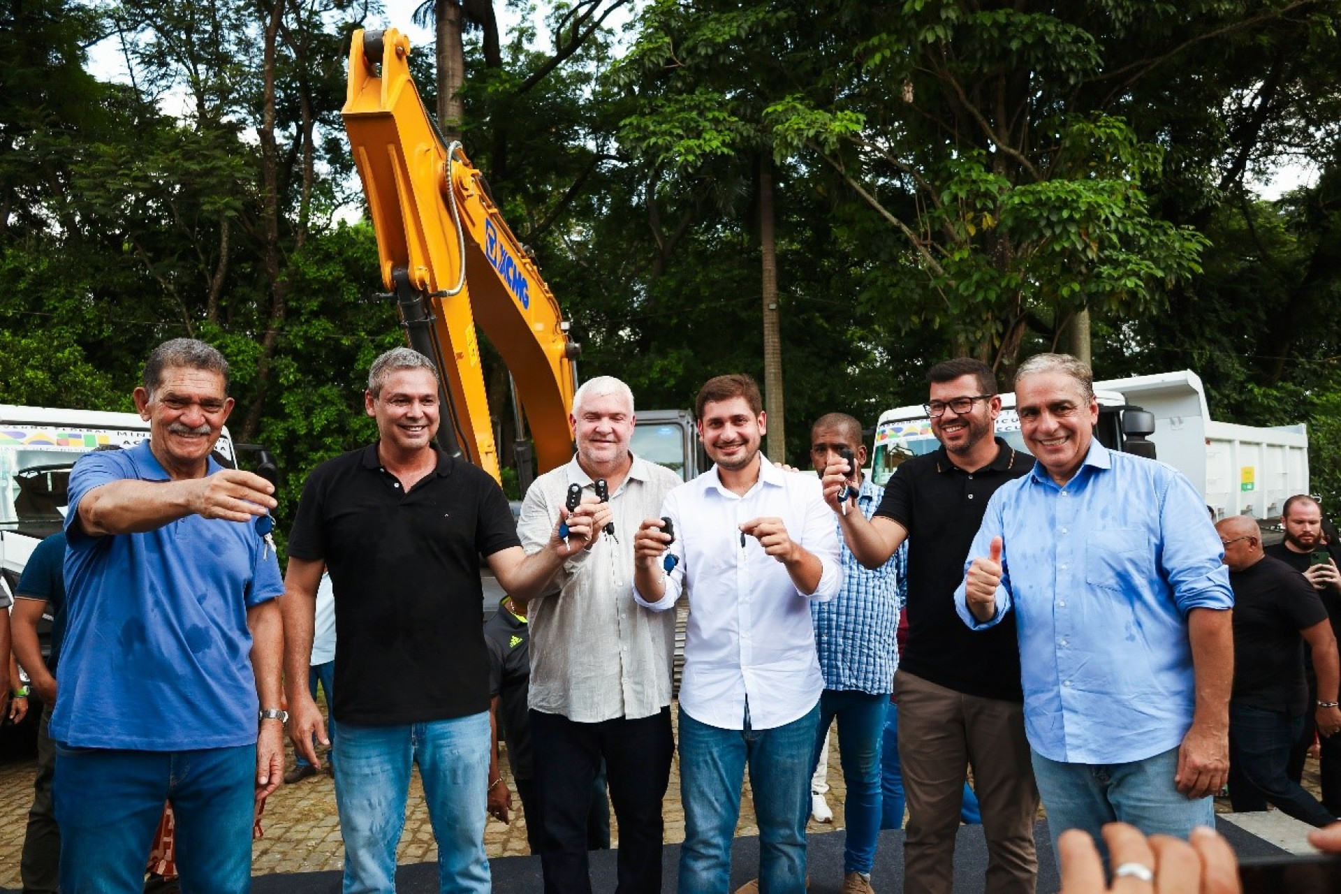 Paracambi recebe novos caminhões e retroescavadeira para reforçar serviços urbanos