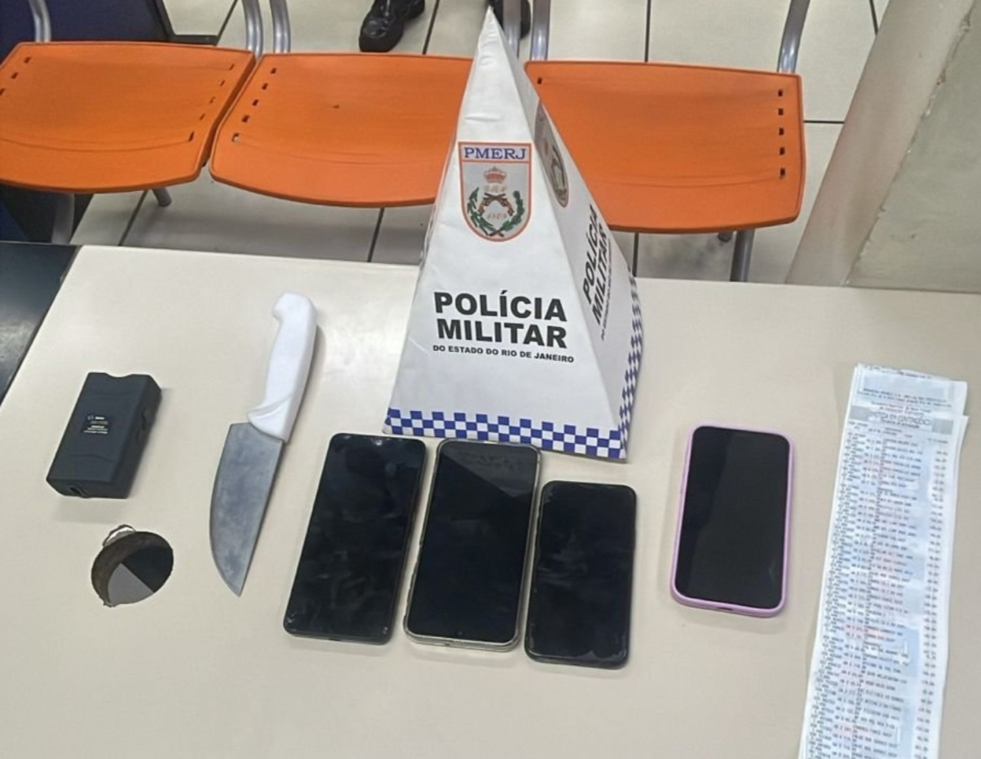 Grupo estava com uma faca, taser e celulares - Divulgação / PMERJ