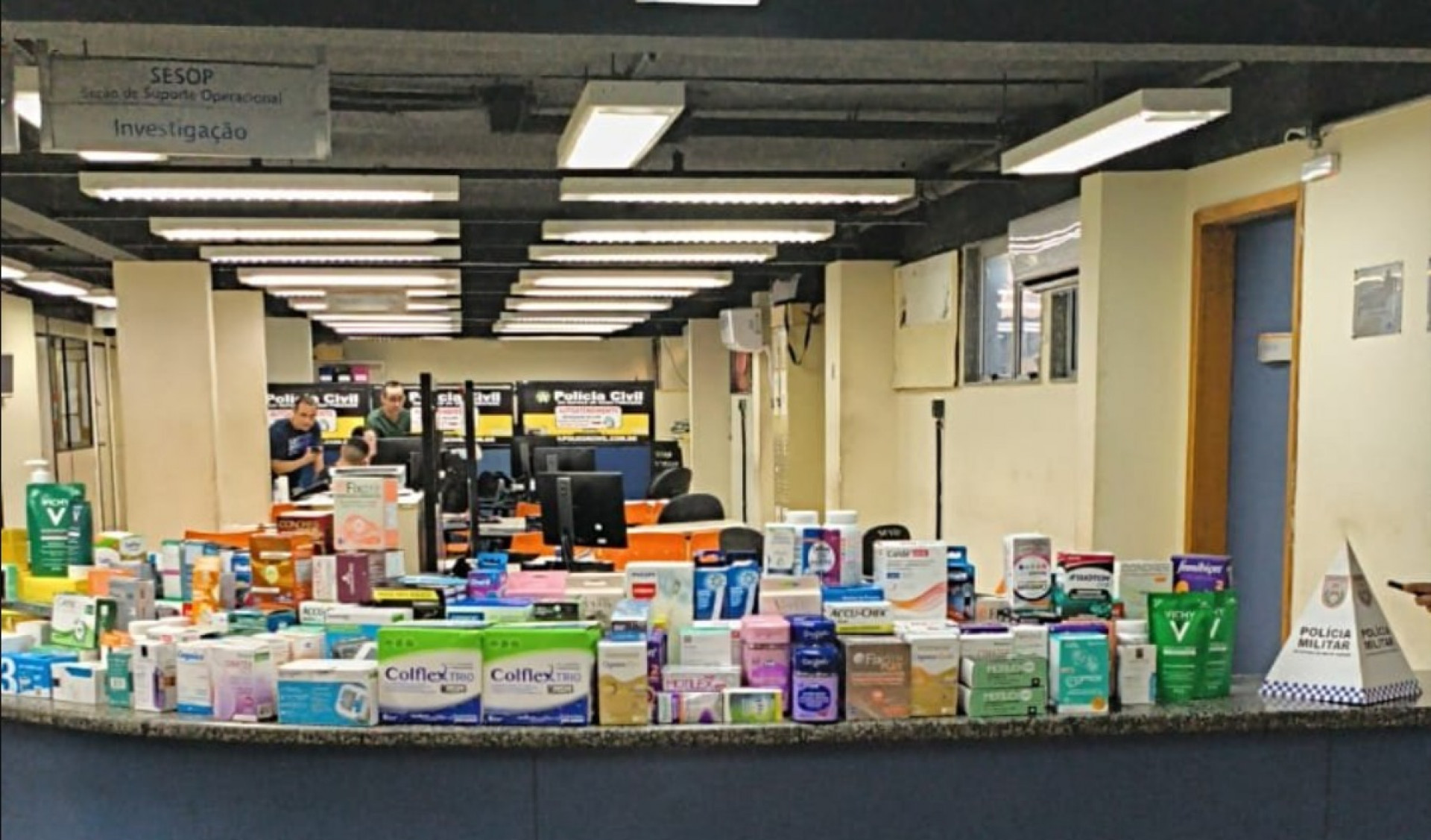 Produtos roubados da farmácia foram encaminhados à 35ª DP (Campo Grande) - Divulgação / PMERJ