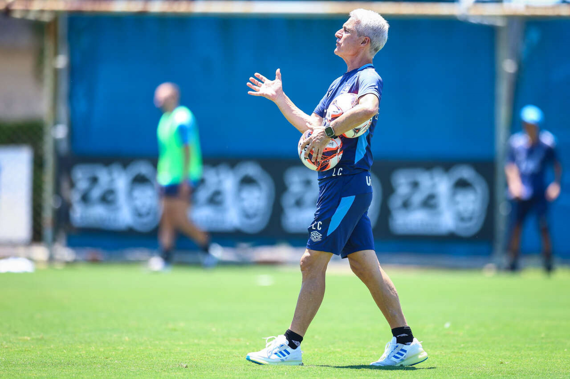 Lu&iacute;s Castro perde Leonel Perez e avalia op&ccedil;&otilde;es do Gr&ecirc;mio para encarar o Palmeiras