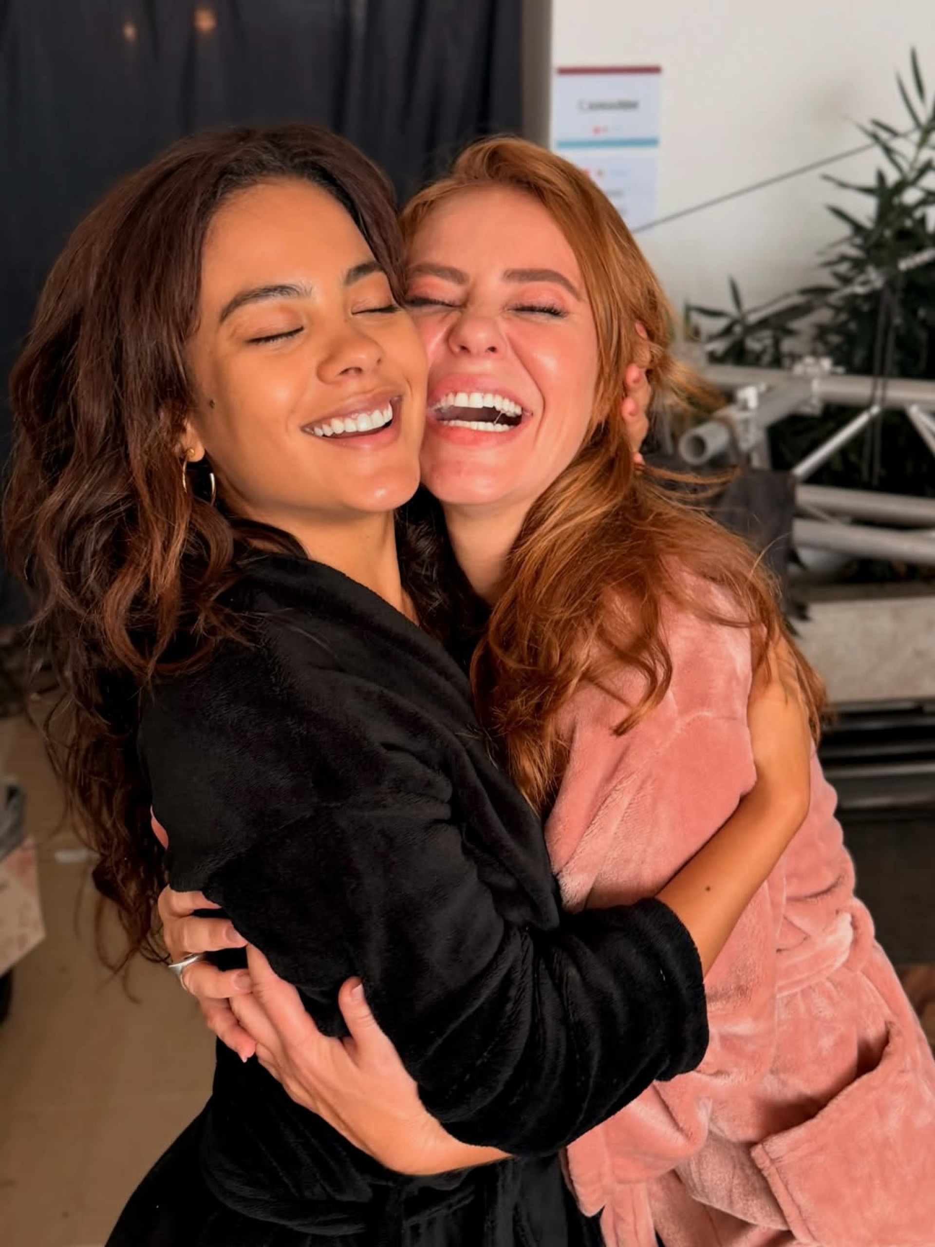 Paolla Oliveira e Bella Campos surgem juntas em momento carinhoso