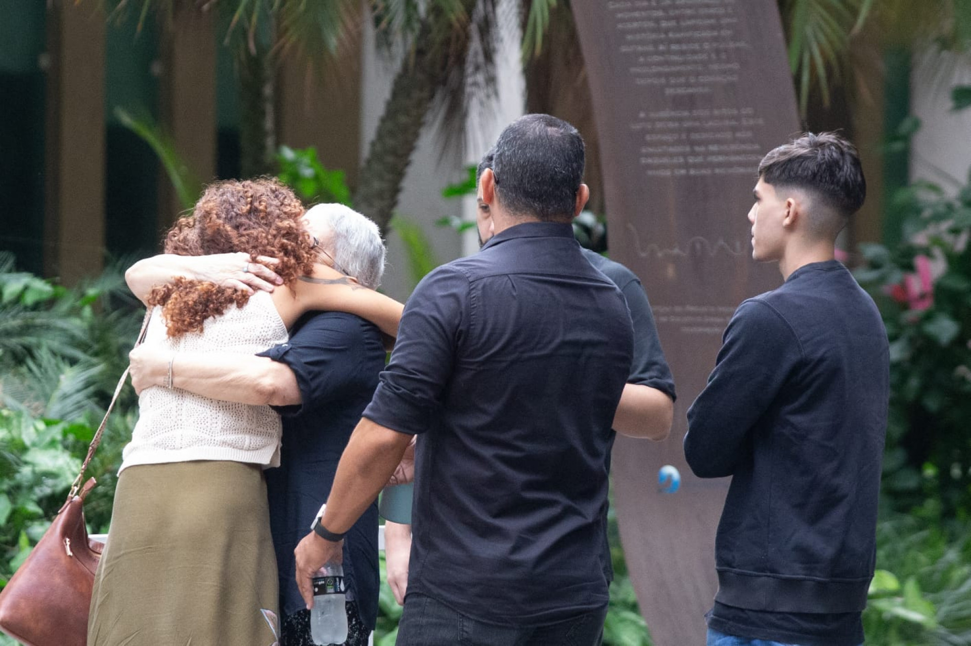 Familiares de Emanoelle e Francisco reunidos durante velório - Érica Martin/Agência O DIA