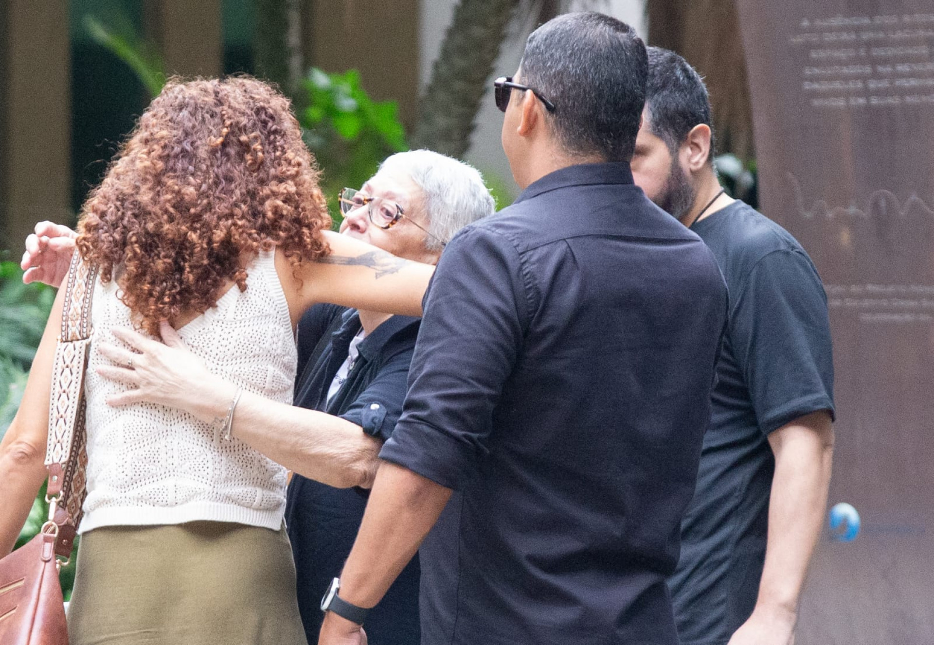 Familiares de Emanoelle e Francisco reunidos durante velório - Érica Martin/Agência O DIA