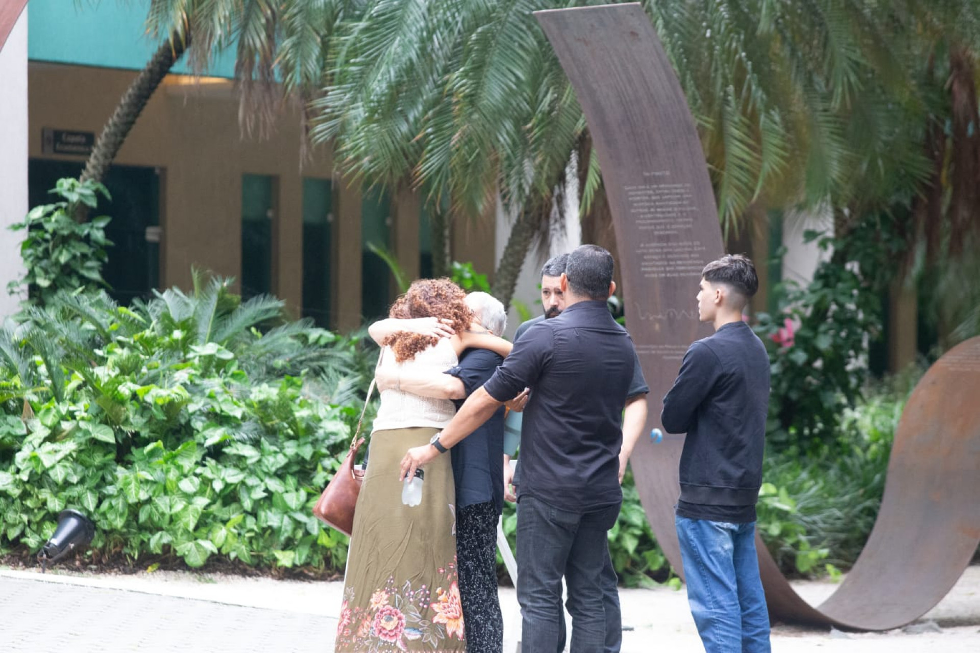 Familiares de Emanoelle e Francisco reunidos durante velório - Érica Martin/Agência O DIA