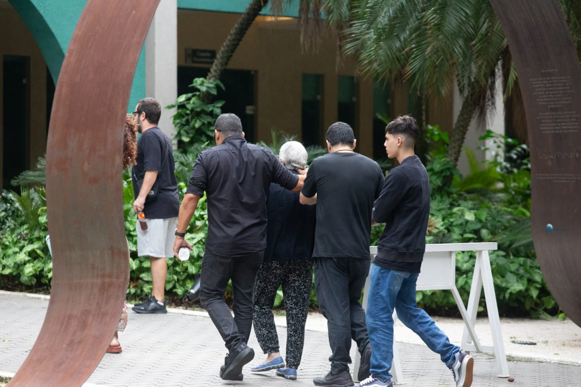 Familiares de Emanoelle e Francisco reunidos durante velório - Érica Martin/Agência O DIA