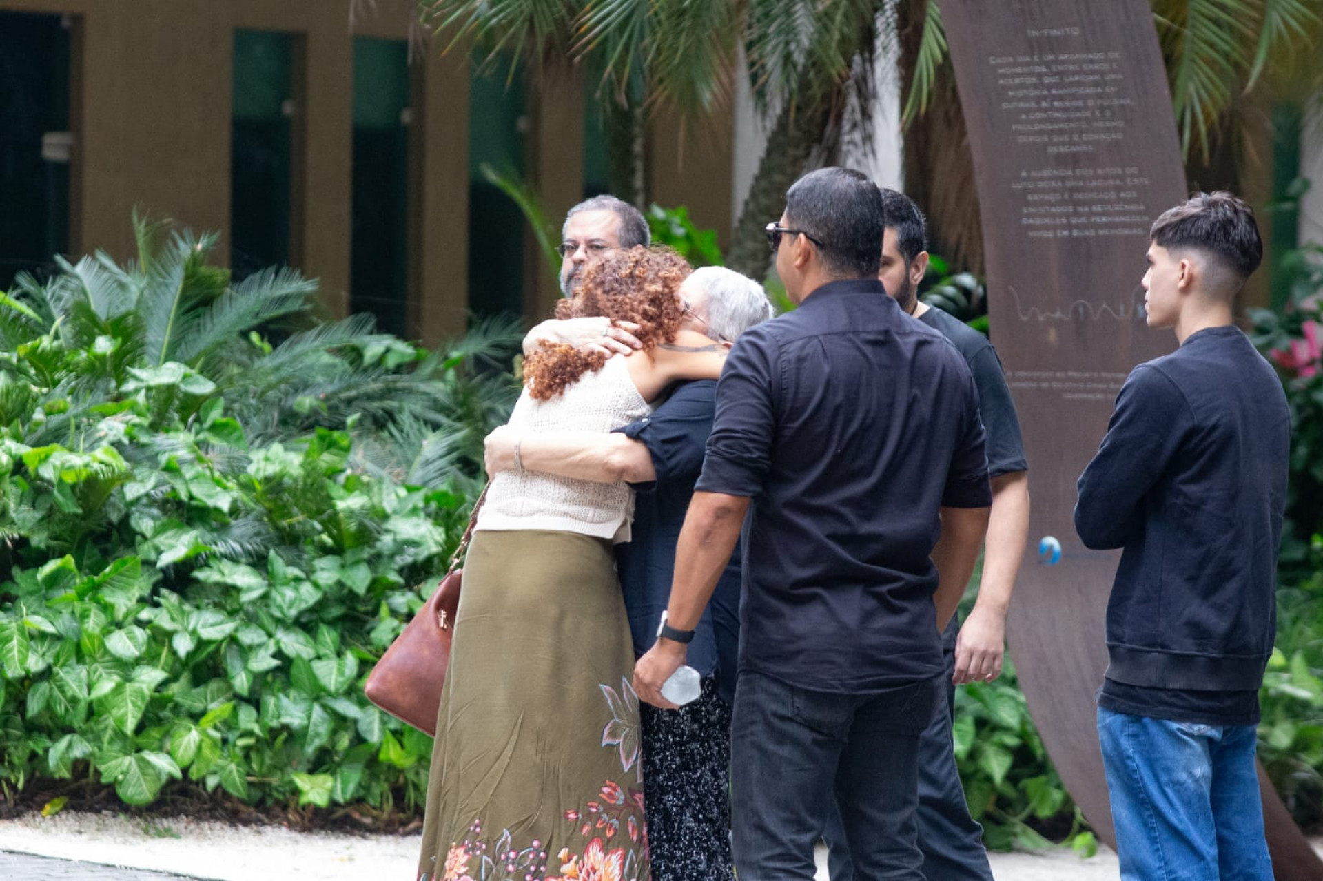Familiares de Emanoelle e Francisco reunidos durante velório - Érica Martin/Agência O DIA