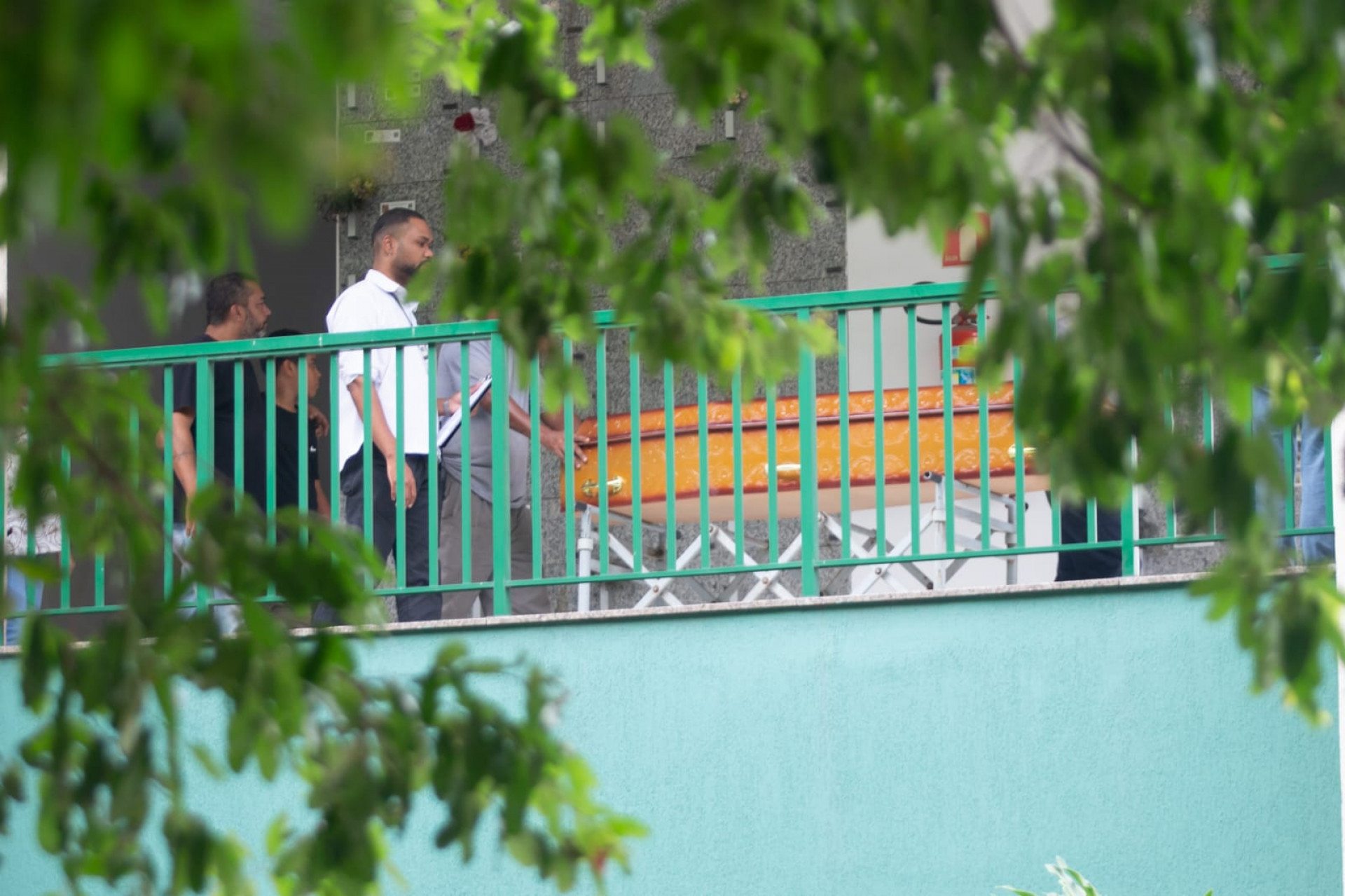 Enterro de Francisco Farias, 9 anos, aconteceu nesta quarta no Cemitério do Caju - Érica Martin/Agência O DIA